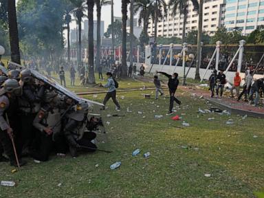 Thousands of Indonesians attempt to storm parliament to protest election law