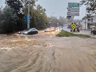 Heavy rain shuts down Istanbul, causing flooding and 2 deaths
