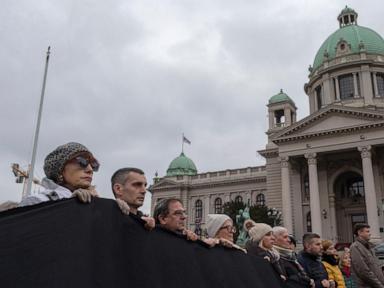 Serbia protesters hold 15-min blockade for roof collapse victims, demanding justice