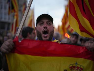 Tens of thousands of Spaniards demand the resignation of Valencia leader for bungling flood response