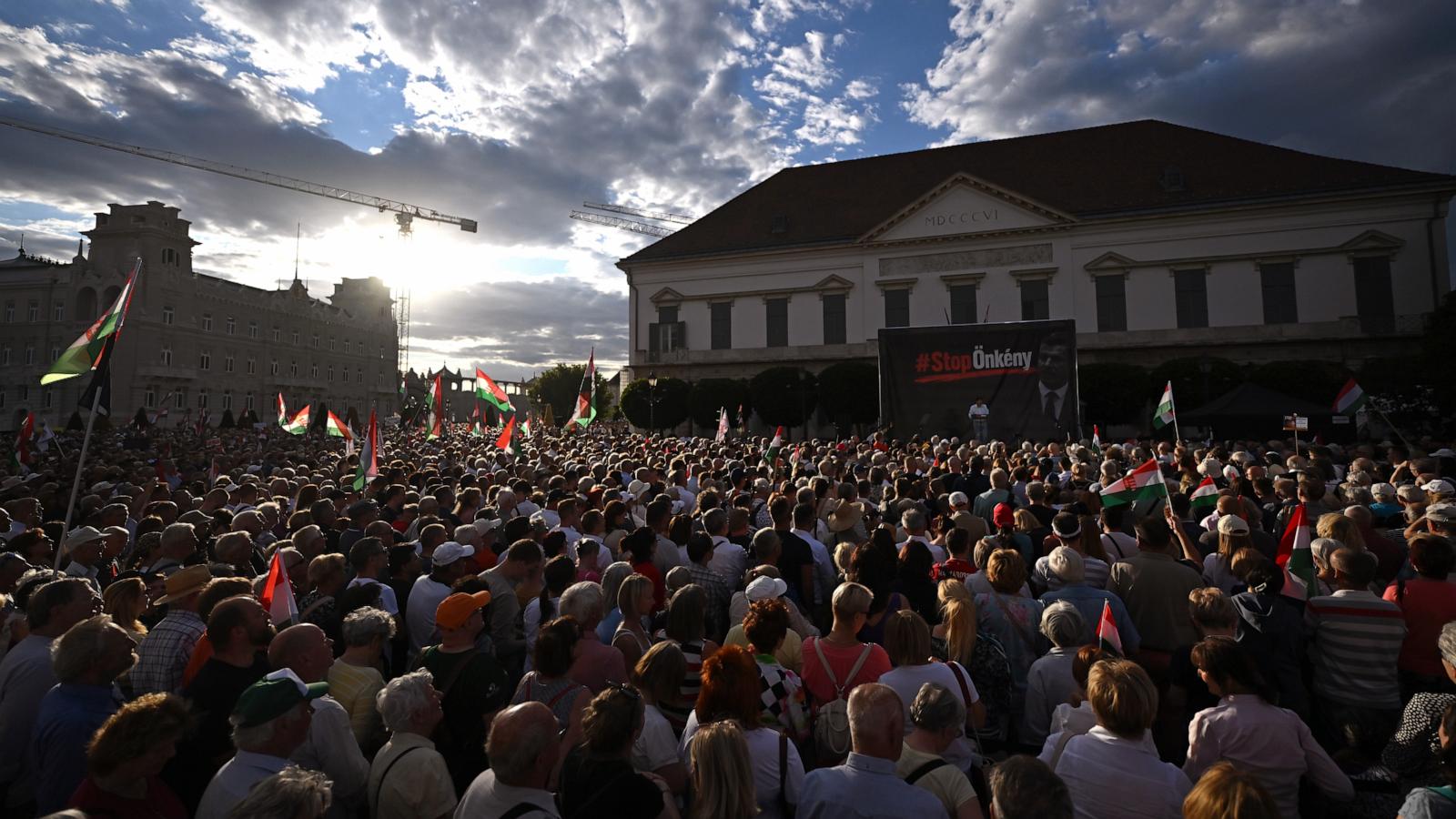 Supporters of Viktor Orbán protest in Budapest against plans to oust Hungarian President Tamás Sulyok