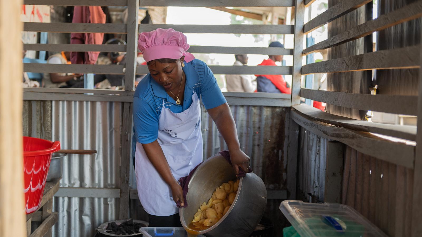 As Congo grapples with Ebola, volunteers cook up meals to support patients, workers