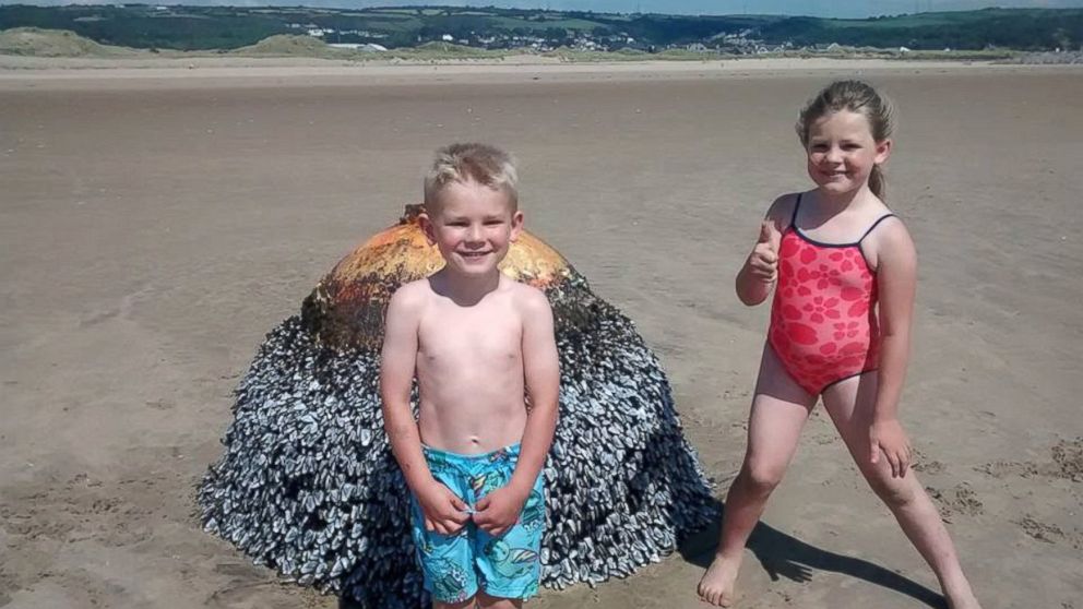 British Family Photographs Kids With \u0026#39;Beach Buoy\u0026#39; That Was Actually a ...