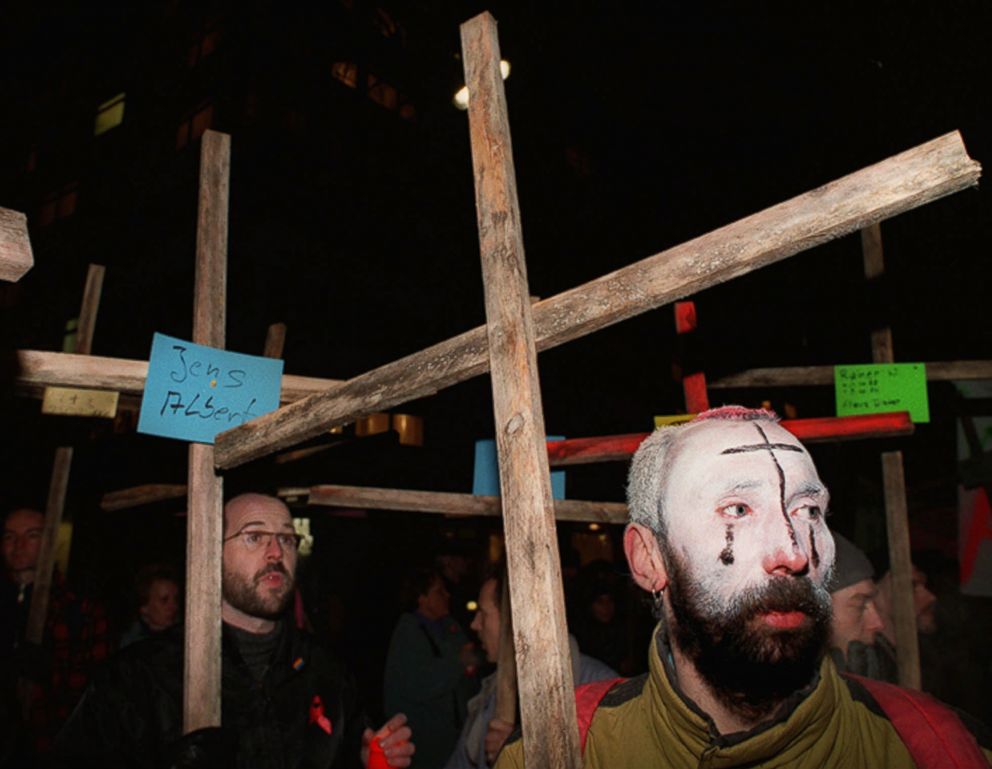 PHOTO: In a symbolic funeral march, demonstrators commemorate the AIDS-victims on the eve of World AIDS Day, Nov. 30, 1995, in Berlin.