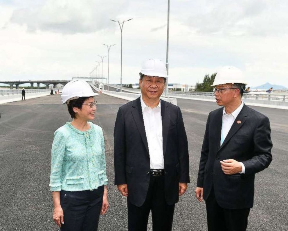 PHOTO: Le secrétaire aux Transports et au Logement, Frank Chan Fan (R), informe le Président Xi Jinping (C) de la section de Hong Kong du pont Hong Kong-Zhuhai-Macao (HZMB) lors de son inspection du HZMB de Hong Kong Link Road, 1er juillet 2018.