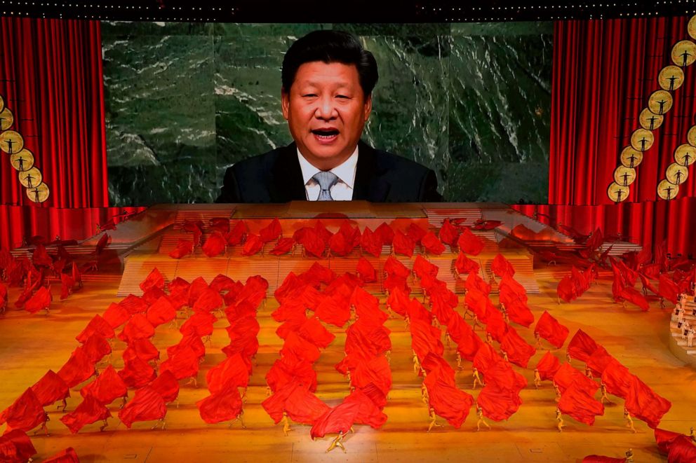 FOTO: El presidente chino, Xi Jinping, se muestra en un lienzo mientras los artistas bailan en un espectáculo de gala antes del centenario de la fundación del Partido Comunista Chino en Beijing, el 28 de junio de 2021. 