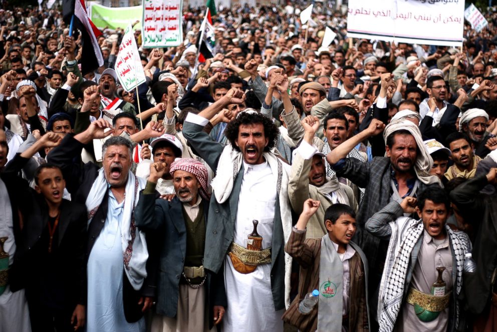 PHOTO: Houthi Shiite rebels chant slogans during a protest near the site of a suicide bombing in Sanaa, Yemen, Oct. 9, 2014. 
