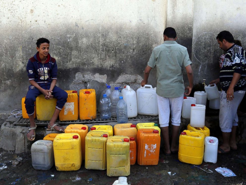 PHOTO: Yemenis wait to collect drinking water from a donated water pipe in Sanaa, Yemen, Nov. 10, 2017.