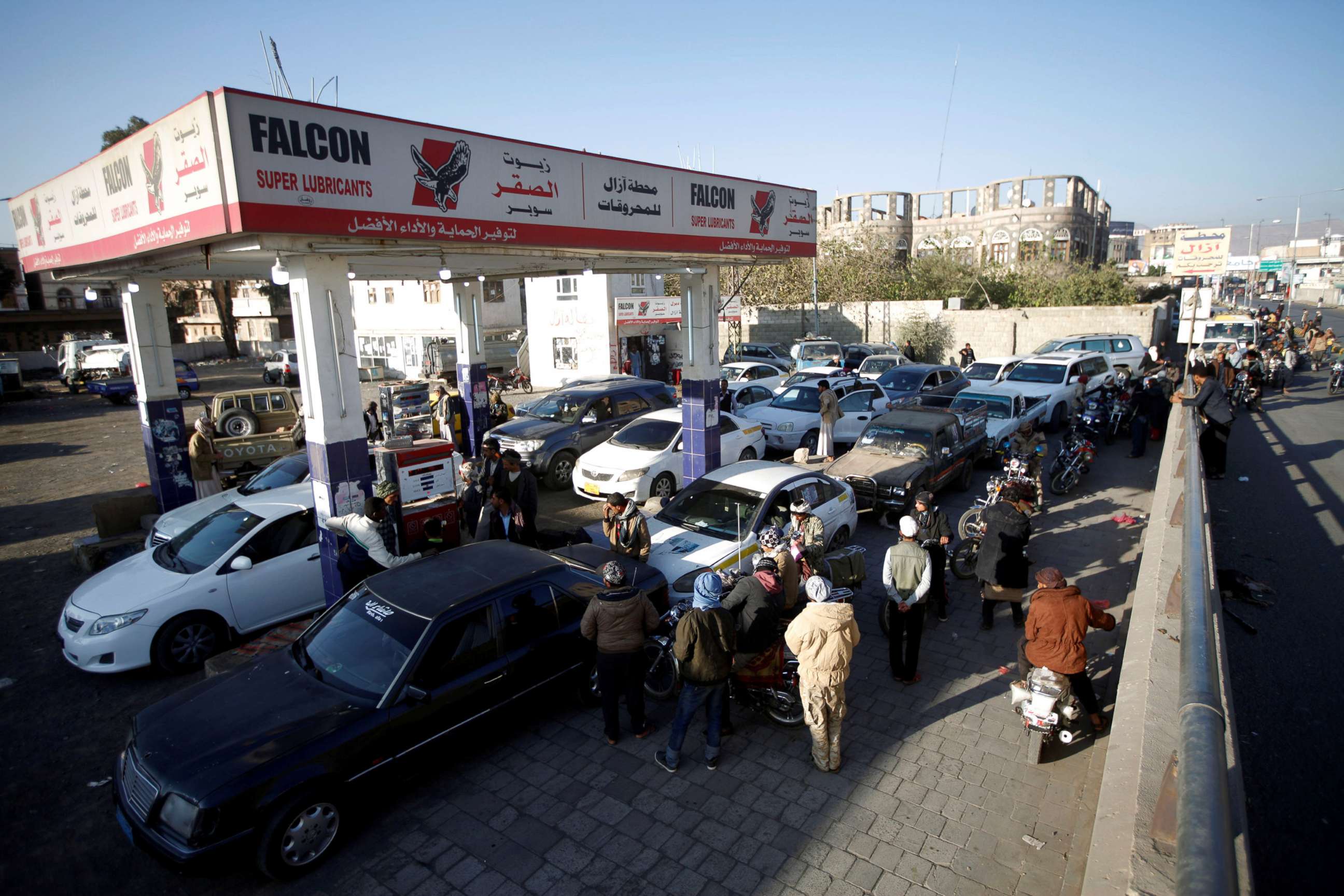 PHOTO: Cars crowd at a gas station amid fuel supply shortage in Sana'a, Yemen Nov. 10, 2017.