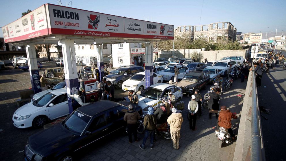 PHOTO: Cars crowd at a gas station amid fuel supply shortage in Sana'a, Yemen Nov. 10, 2017.