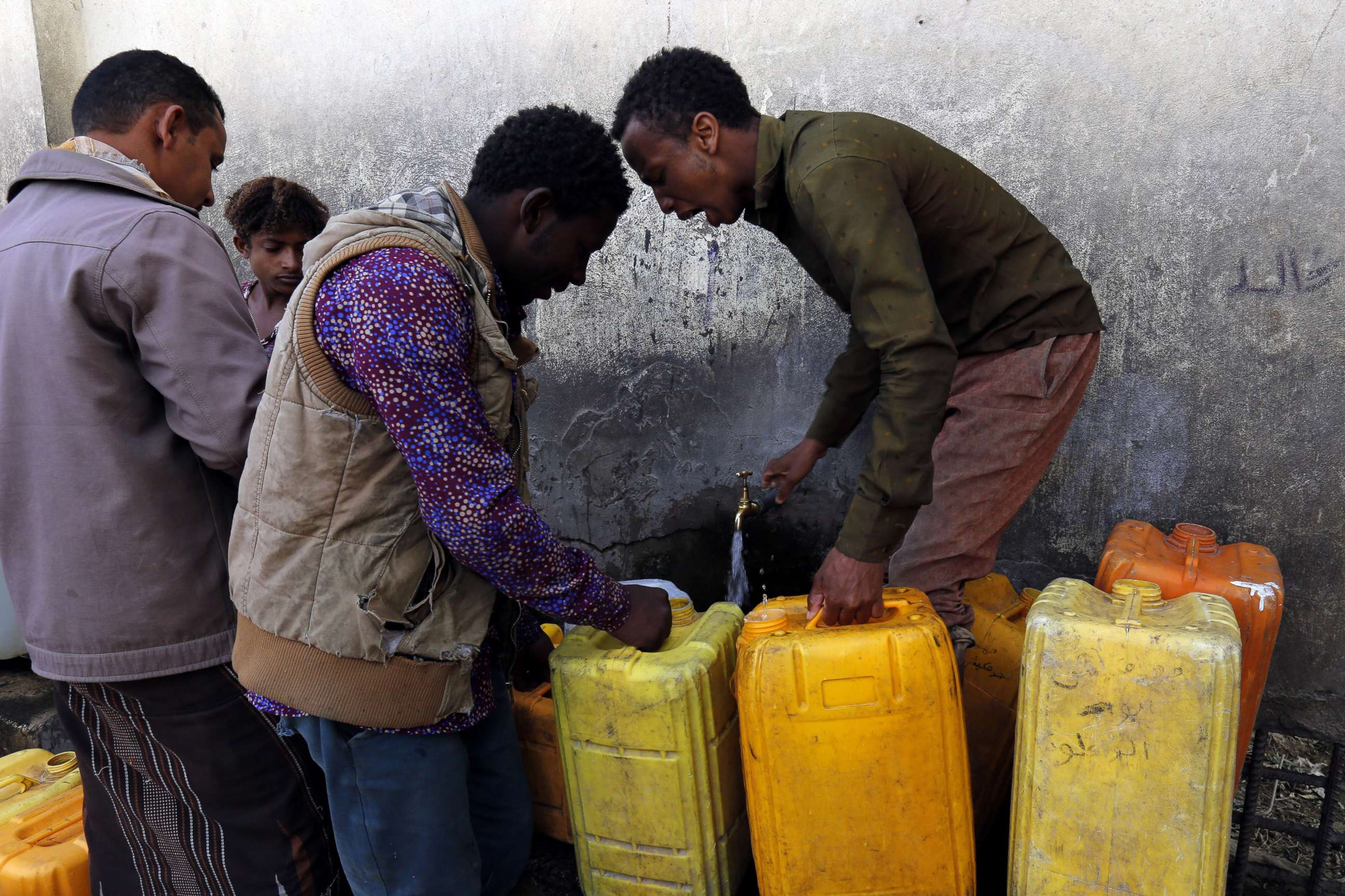 PHOTO: Yemenis wait to collect drinking water from a donated water pipe in Sana'a, Yemen, Nov. 10, 2017.