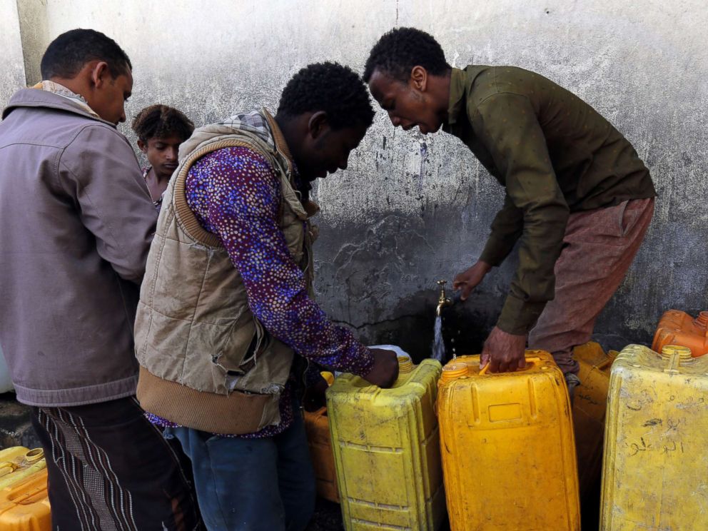 PHOTO: Yemenis wait to collect drinking water from a donated water pipe in Sanaa, Yemen, Nov. 10, 2017.