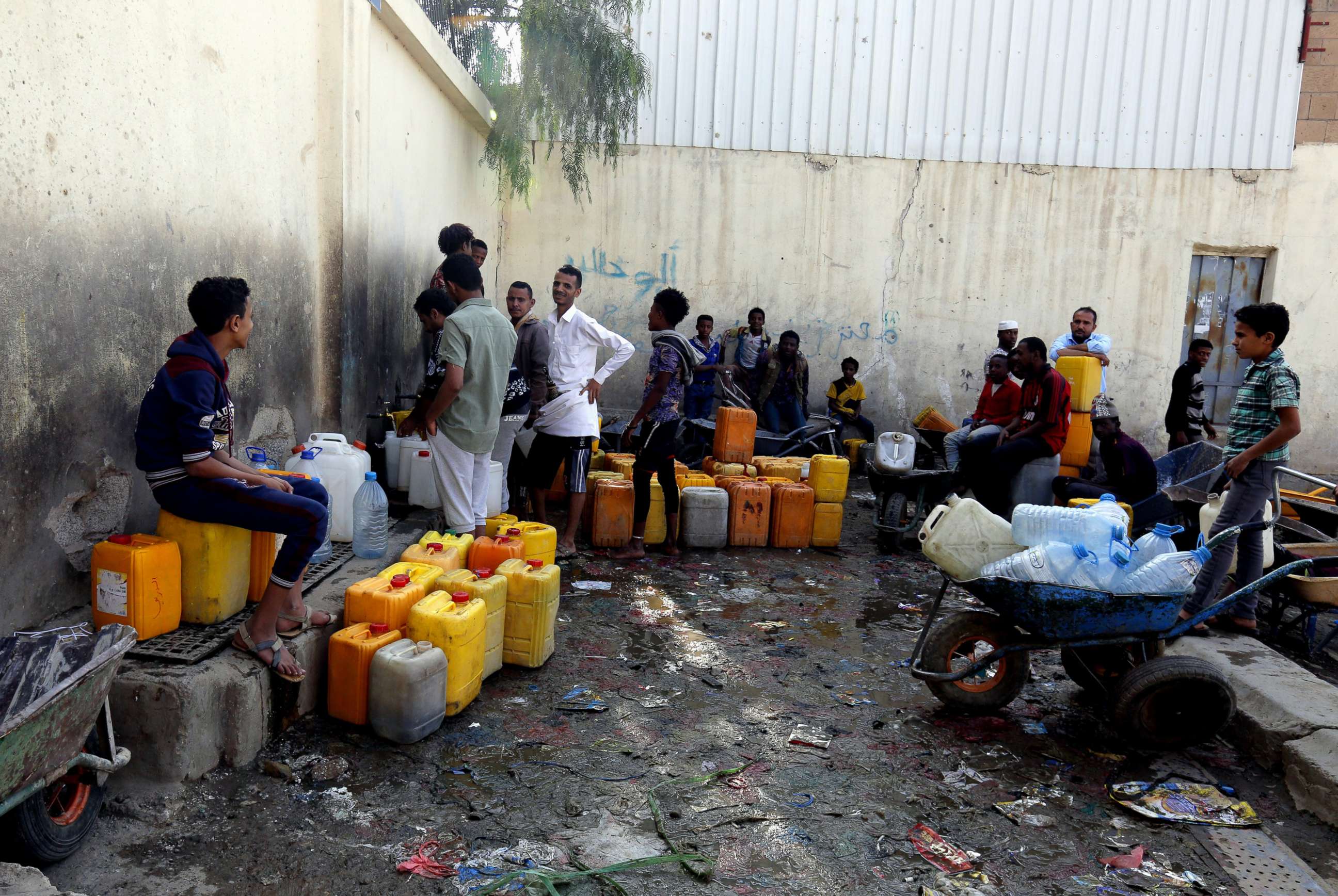 PHOTO: Yemenis wait to collect drinking water from a donated water pipe in Sana'a, Yemen, Nov. 10, 2017. 