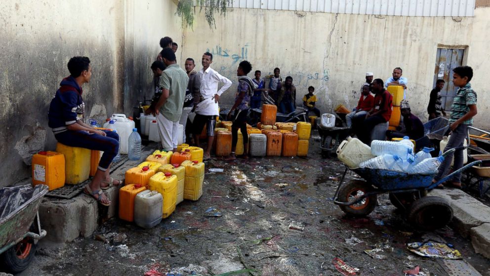 PHOTO: Yemenis wait to collect drinking water from a donated water pipe in Sana'a, Yemen, Nov. 10, 2017. 