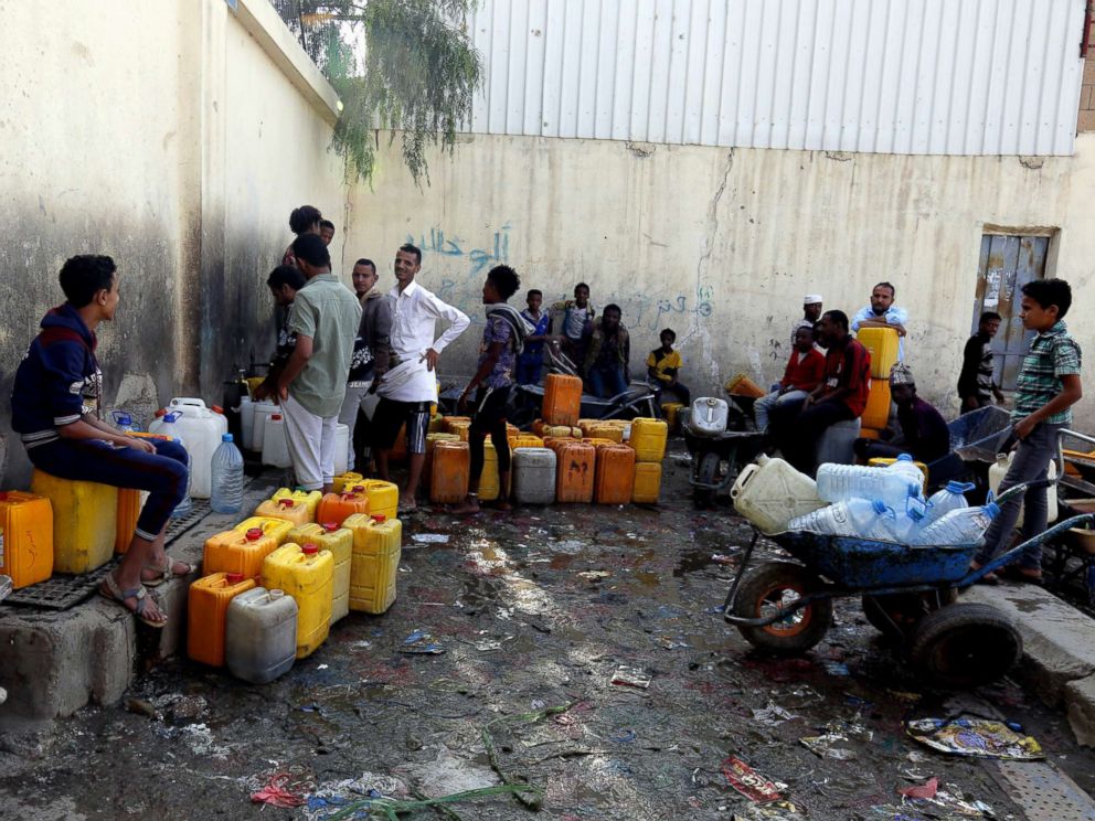 PHOTO: Yemenis wait to collect drinking water from a donated water pipe in Sanaa, Yemen, Nov. 10, 2017.