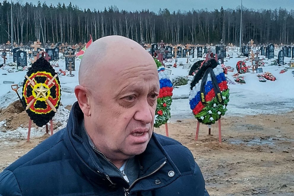 FOTO: El líder del Grupo Wagner, Yevgeny Prigozhin, asiste al funeral de Dmitry Menshikov, un combatiente del grupo Wagner que murió durante una operación especial en Ucrania, en el cementerio Beloostrovskoye en las afueras de St.  Petersburgo, Rusia, el 24 de diciembre de 2022.