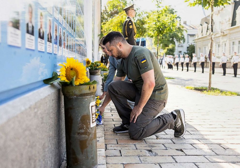 PHOTO: Ukraine's President Volodymyr Zelenskyy and his wife Olena lay flowers at the Memory Wall of Fallen Defenders of Ukraine, to mark Independence Day in Kyiv, Ukraine, Aug. 24, 2022.
