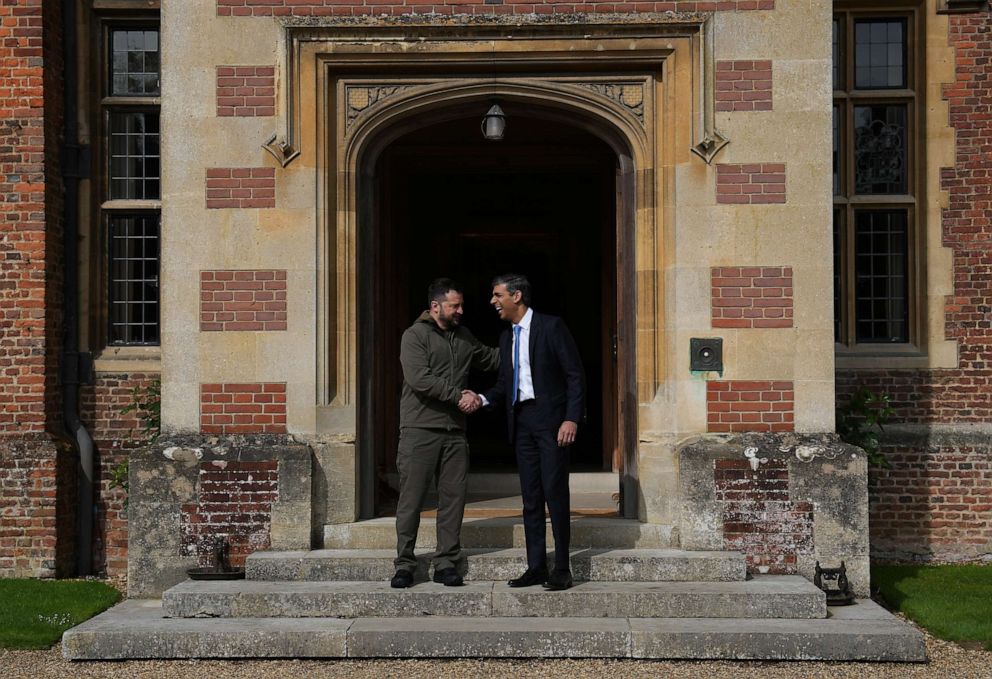PHOTO: UK Prime Minister Rishi Sunak greets Ukrainian President Volodymyr Zelenskyy after his arrival at Chequers on May 15, 2023, in Aylesbury, England