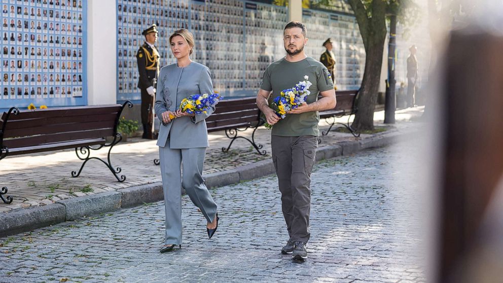 PHOTO: Ukraine's President Volodymyr Zelenskyy and his wife Olena visit the Memory Wall of Fallen Defenders of Ukraine, to mark Independence Day in Kyiv, Ukraine, Aug. 24, 2022.