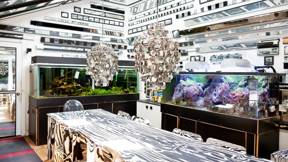 PHOTO: If you don't mind your reflection, stay in this completely mirrored home in Pittsburgh, Pa.
