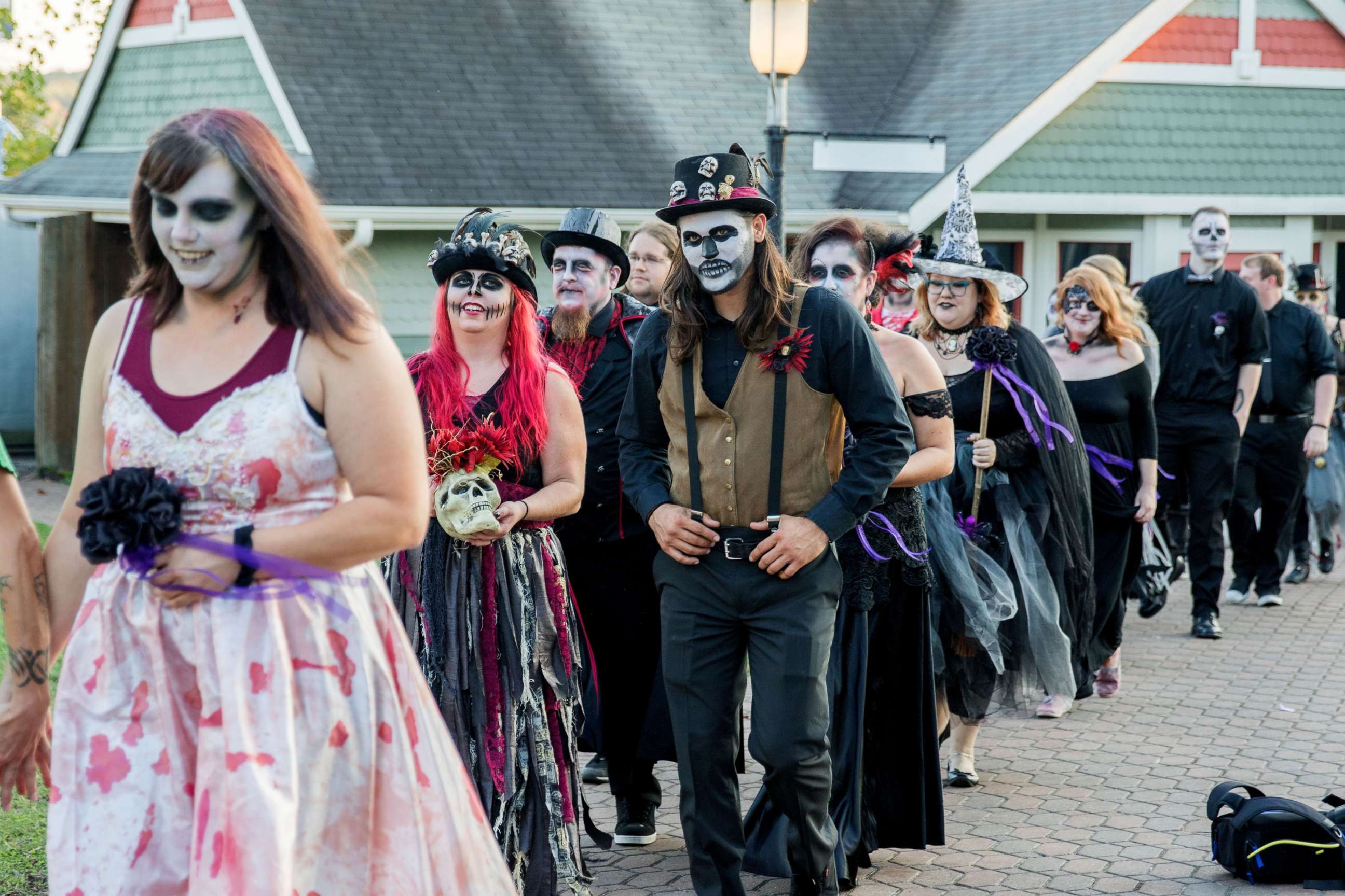 PHOTO: On Friday the 13th "newlydeads" tied the knot in a haunted HalloWedding event at Six Flags' Fright Fest in St. Louis