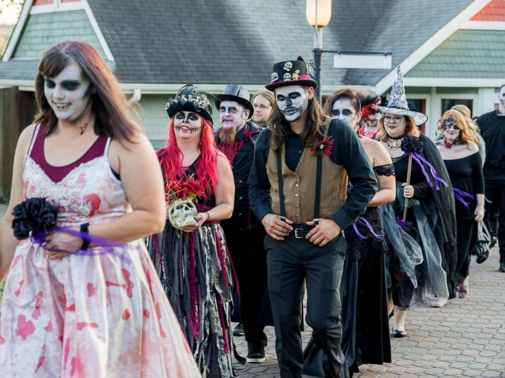 PHOTO: On Friday the 13th newlydeads tied the knot in a haunted HalloWedding event at Six Flags Fright Fest in St. Louis