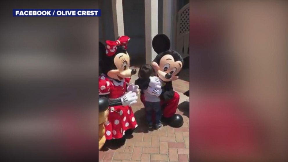 VIDEO: Mickey and Minnie Mouse sign 'I love you' to deaf boy at Disneyland