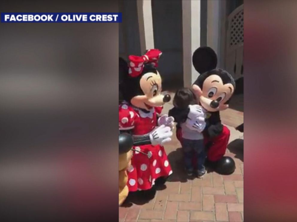VIDEO: Mickey and Minnie Mouse sign I love you to deaf boy at Disneyland