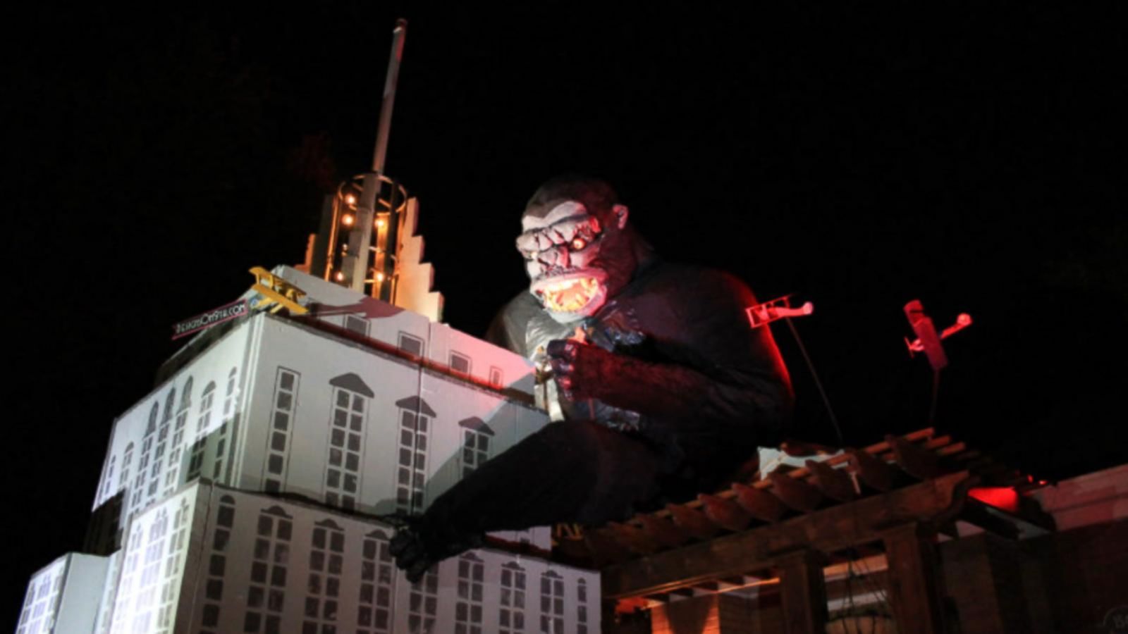 Man builds massive King Kong display in yard for Halloween - Good Morning  America