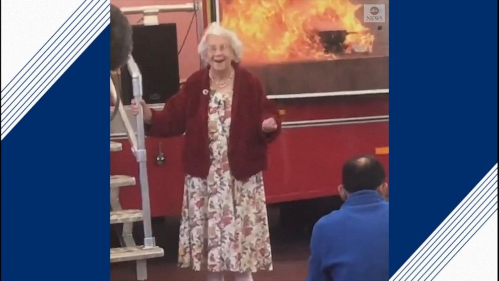 Video 96 Year Old Woman With Dementia Wows Crowd With Flawless Singing Abc News 9453