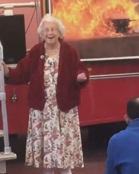 96-year-old woman with dementia wows crowd with flawless singing 96-year-old woman with dementia wows crowd with flawless singing