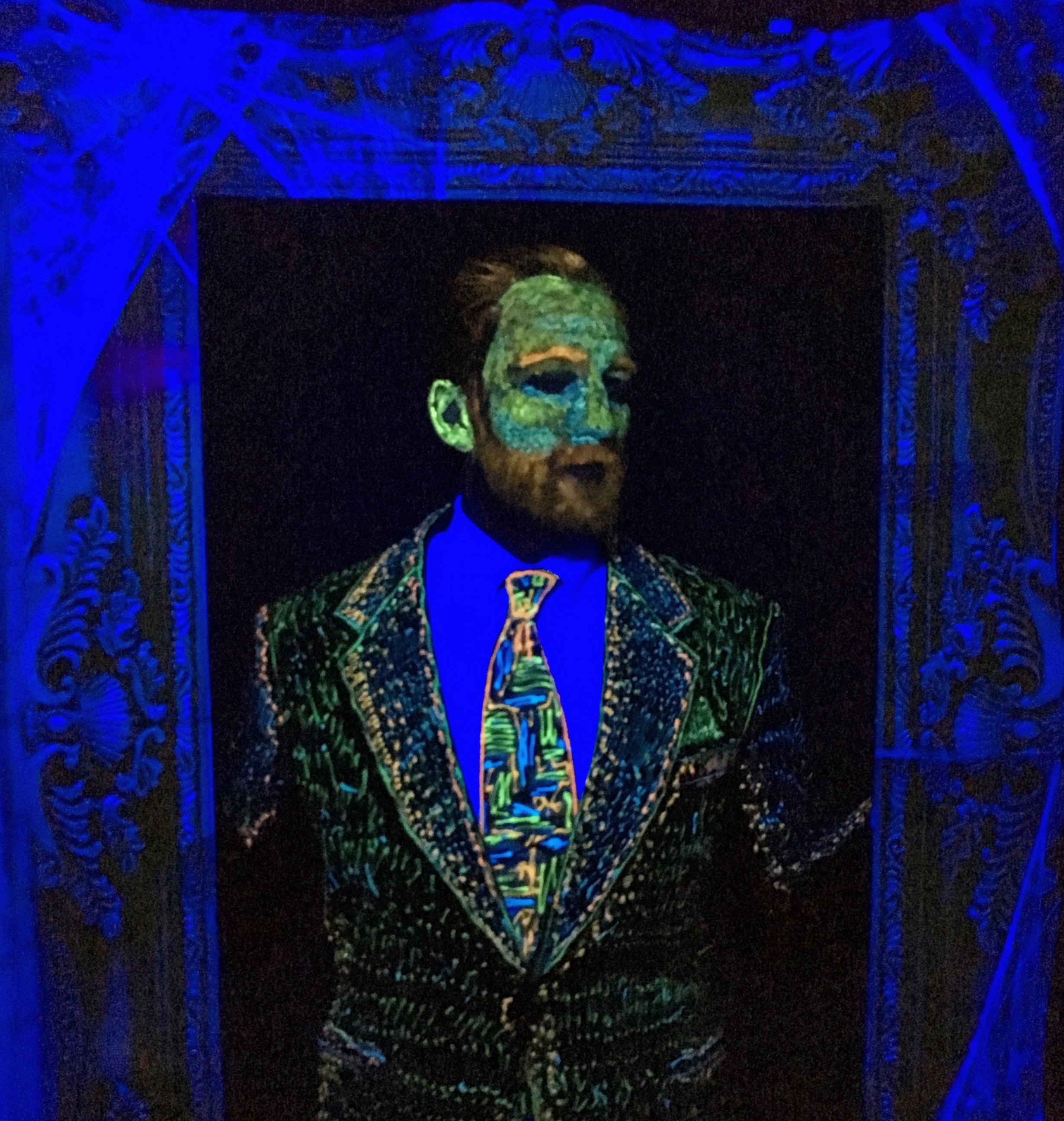 PHOTO: Man’s Epic Vincent van Gogh Halloween Costume Glows in the Dark 