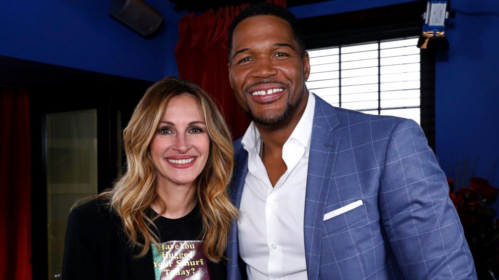 PHOTO: Julia Roberts dishes on her "Smurfs" role with ABC News' Michael Strahan.