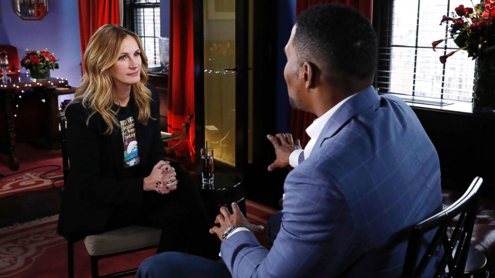 PHOTO: Julia Roberts dishes on her "Smurfs" role with ABC News' Michael Strahan.