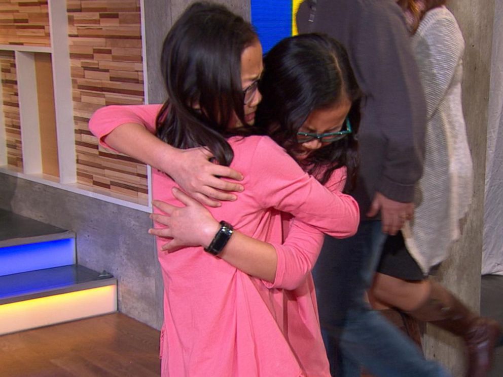 PHOTO: Twins Audrey Doering and Gracie Rainsberry, who were separated at birth, meet for the first time on Good Morning America, Jan 11, 2017.