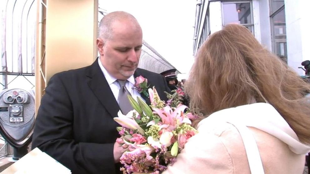 PHOTO: Salvatore and Christina Canzoneri renew their wedding vows at the top of the Empire State Building.