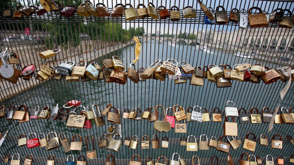 Love Lock bridge in Paris then & now: The Pont des Arts