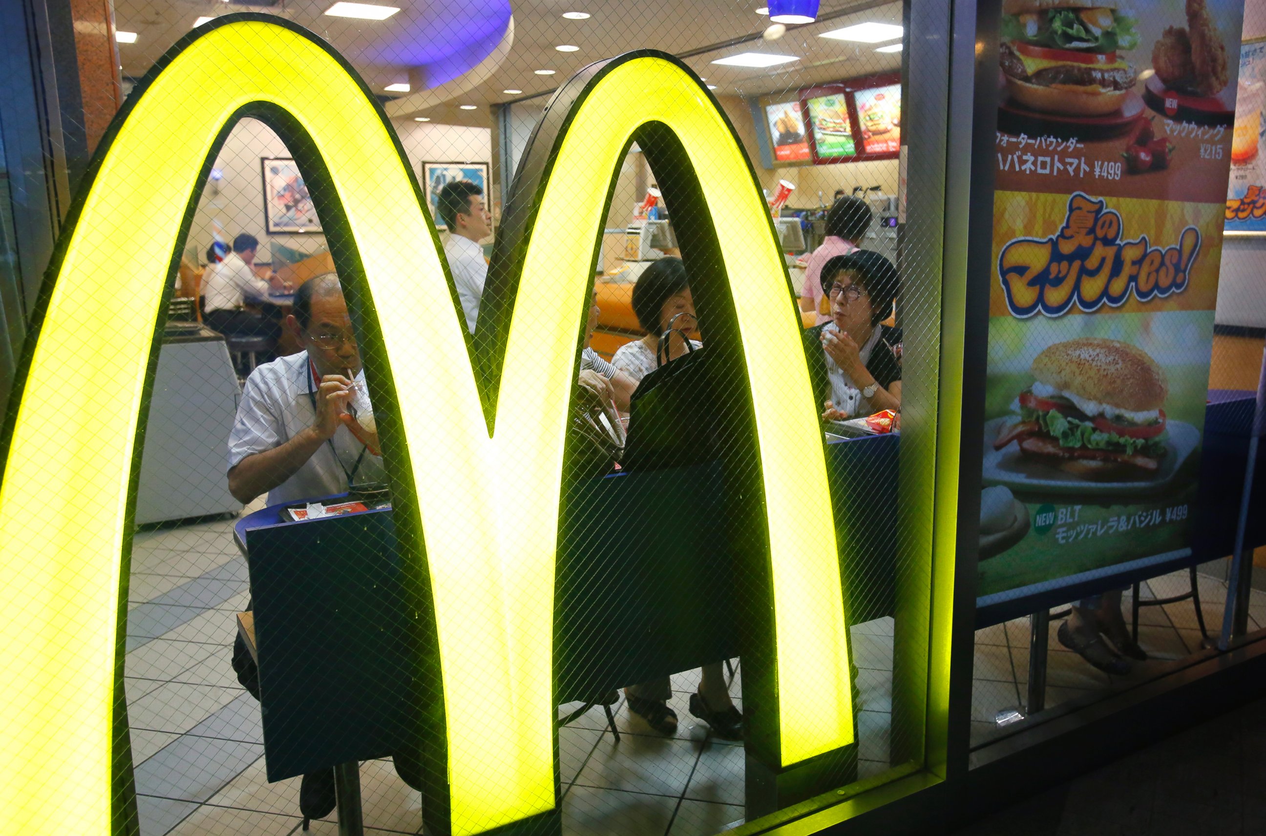 PHOTO: Customers have a meal at a McDonald's restaurant in Tokyo, July 22, 2014.