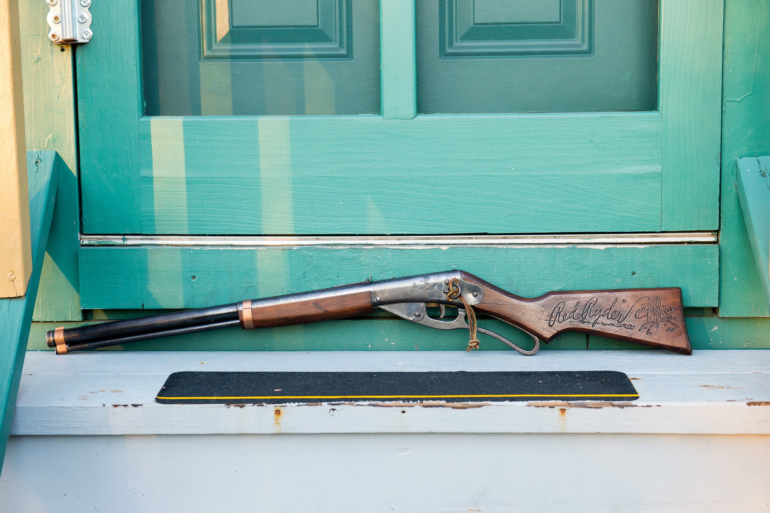 PHOTO: The Red Ryder BB Gun used in the movie, "A Christmas Story," sits on the back steps of A Christmas Story House and Museum in Cleveland, Dec. 2, 2015. 
