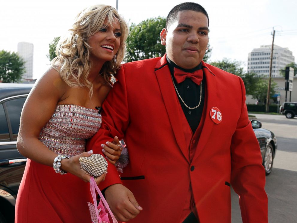 PHOTO: High school student Michael Ramirez, right, and Houston Texans cheerleader Caitlyn pose for pictures outside a restaurant before attending the prom Saturday, May 10, 2014, in Houston.