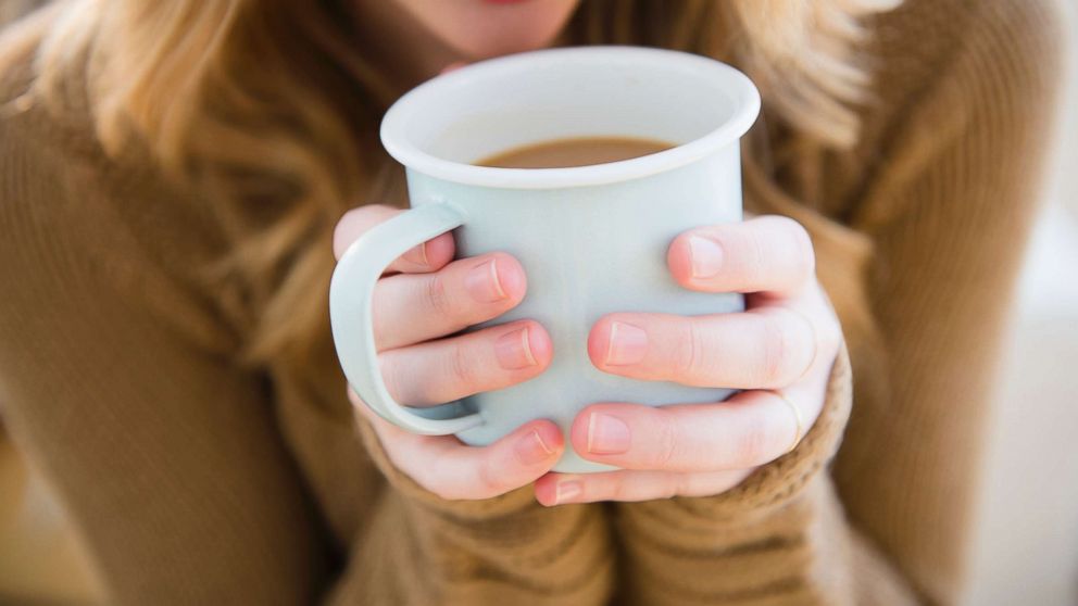 foto: o femeie bea o ceașcă de cafea în această fotografie nedatată.