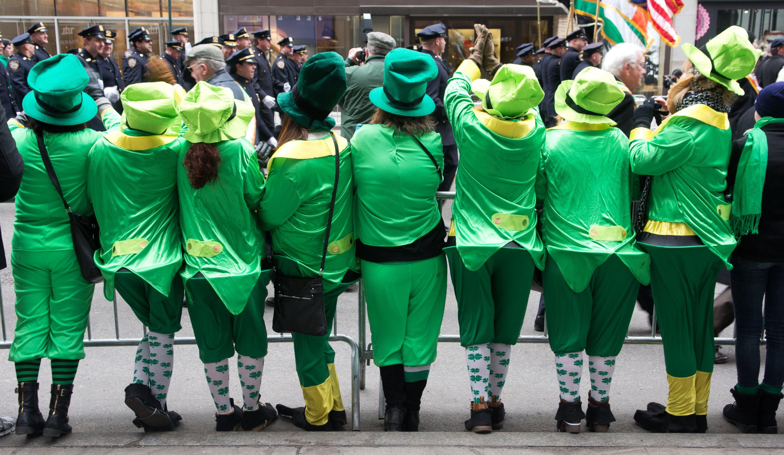 Праздник зеленых. День Святого Патрика 2020 в Ирландии. St. Patrick's Day March 17. Святой Патрик одежда. Люди в зеленой одежде.