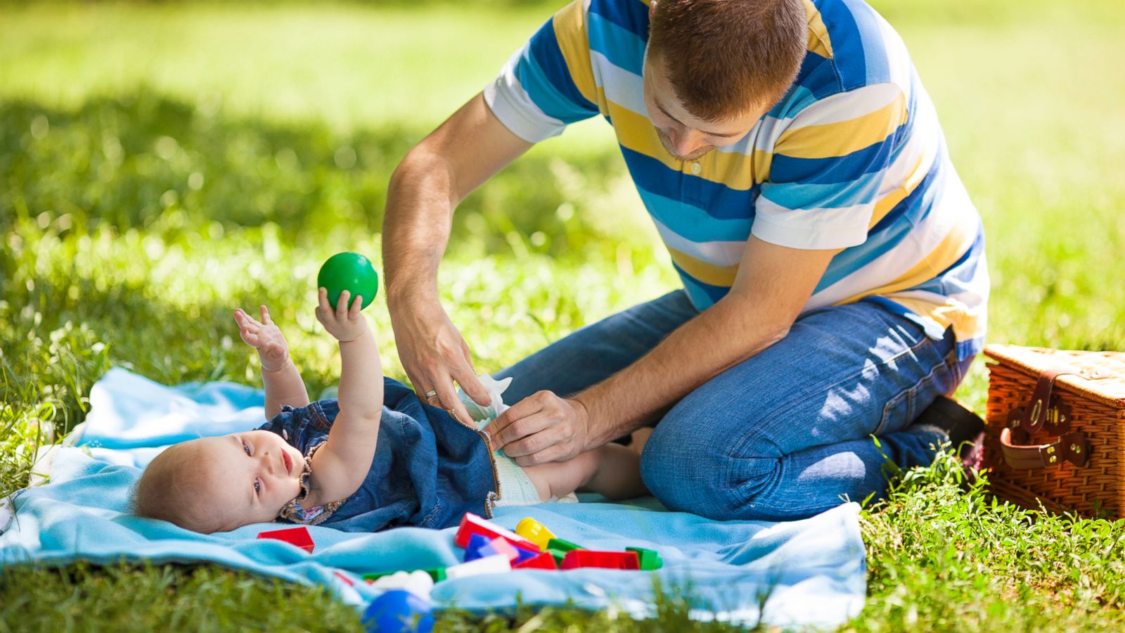 Друг отца заменить. Фотосессия пикник с малышом. Отцовский отпуск. Пикник с новорожденным.