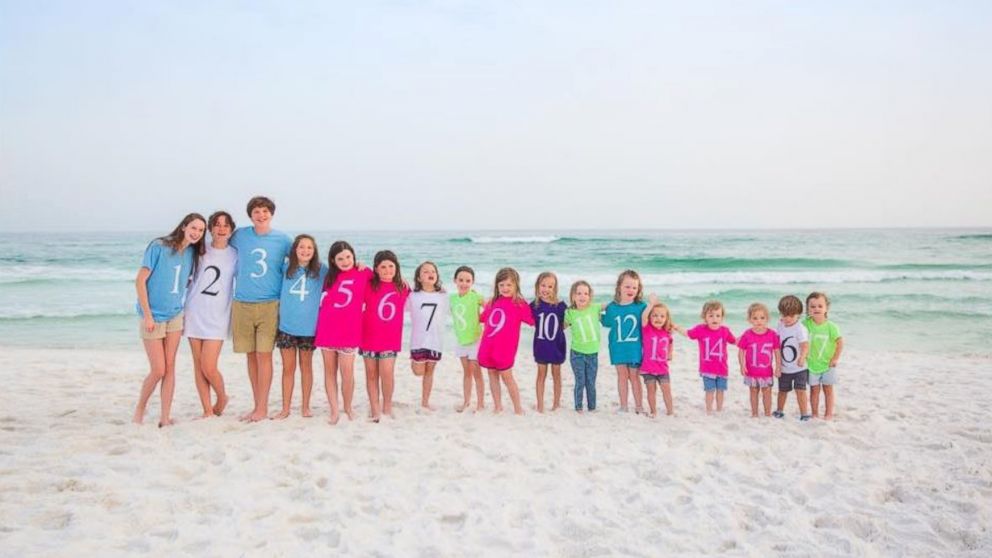 17 cousins line up on the beach for a touching family photo. 
