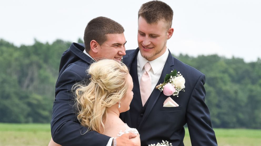 PHOTO: Lindsey Berger’s photographs of a bride, groom and their best man went viral.