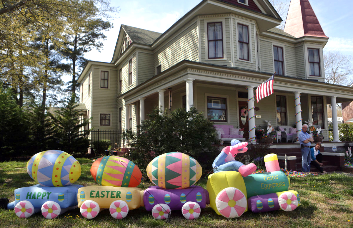 PHOTO: Debbie and Jim Strickland, of Suffolk, Virginia, elaborately decorate their home with 6,000 Easter eggs and lots of bunnies for Easter. 