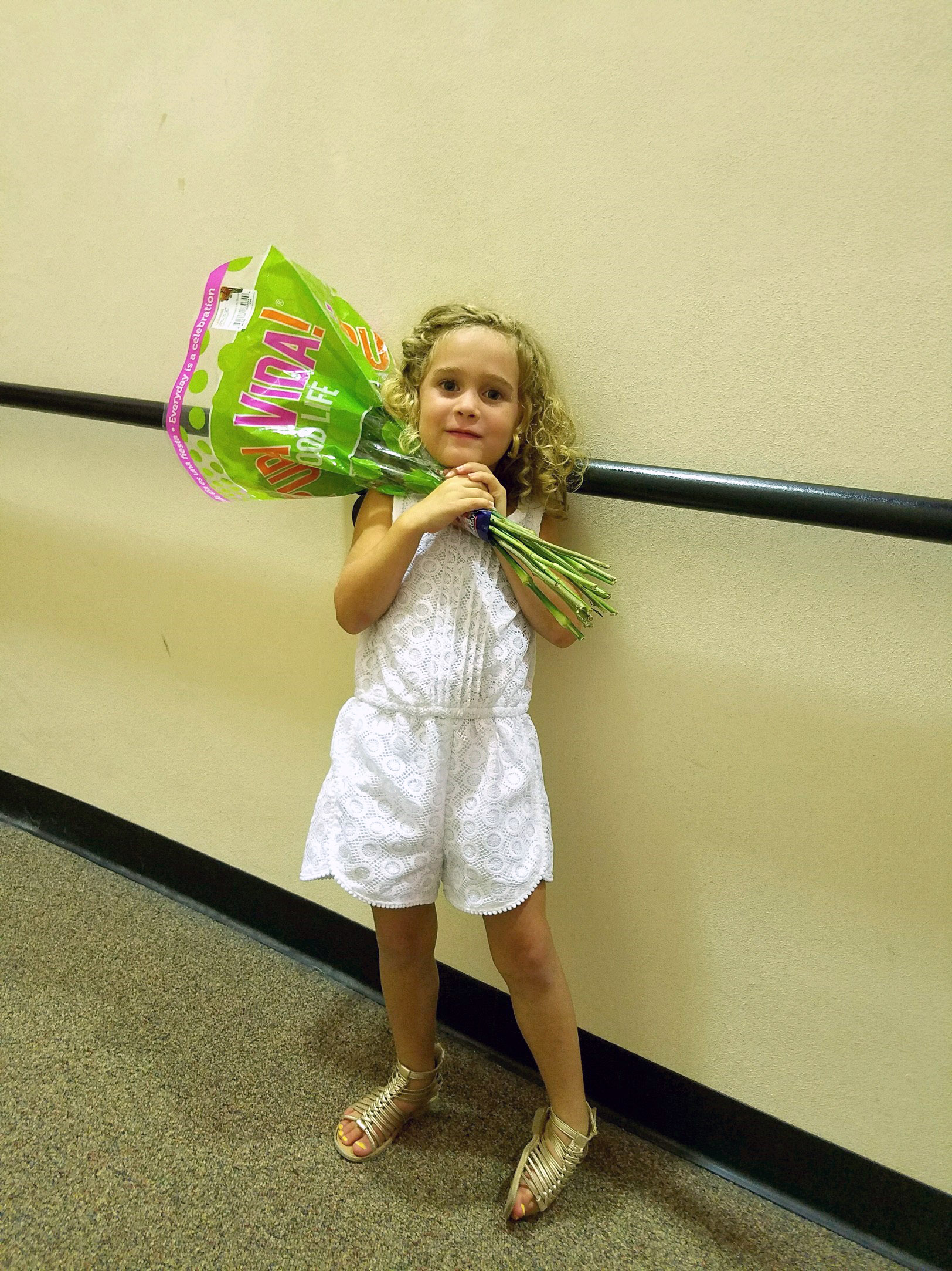 PHOTO: Little Sophia, 4, celebrates with flowers after her extremely passionate performance at her graduation ceremony.