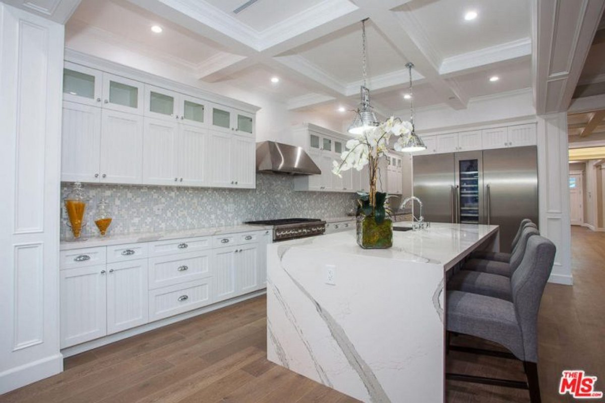 PHOTO: The kitchen inside Ne-Yo's $1.9 million California home.