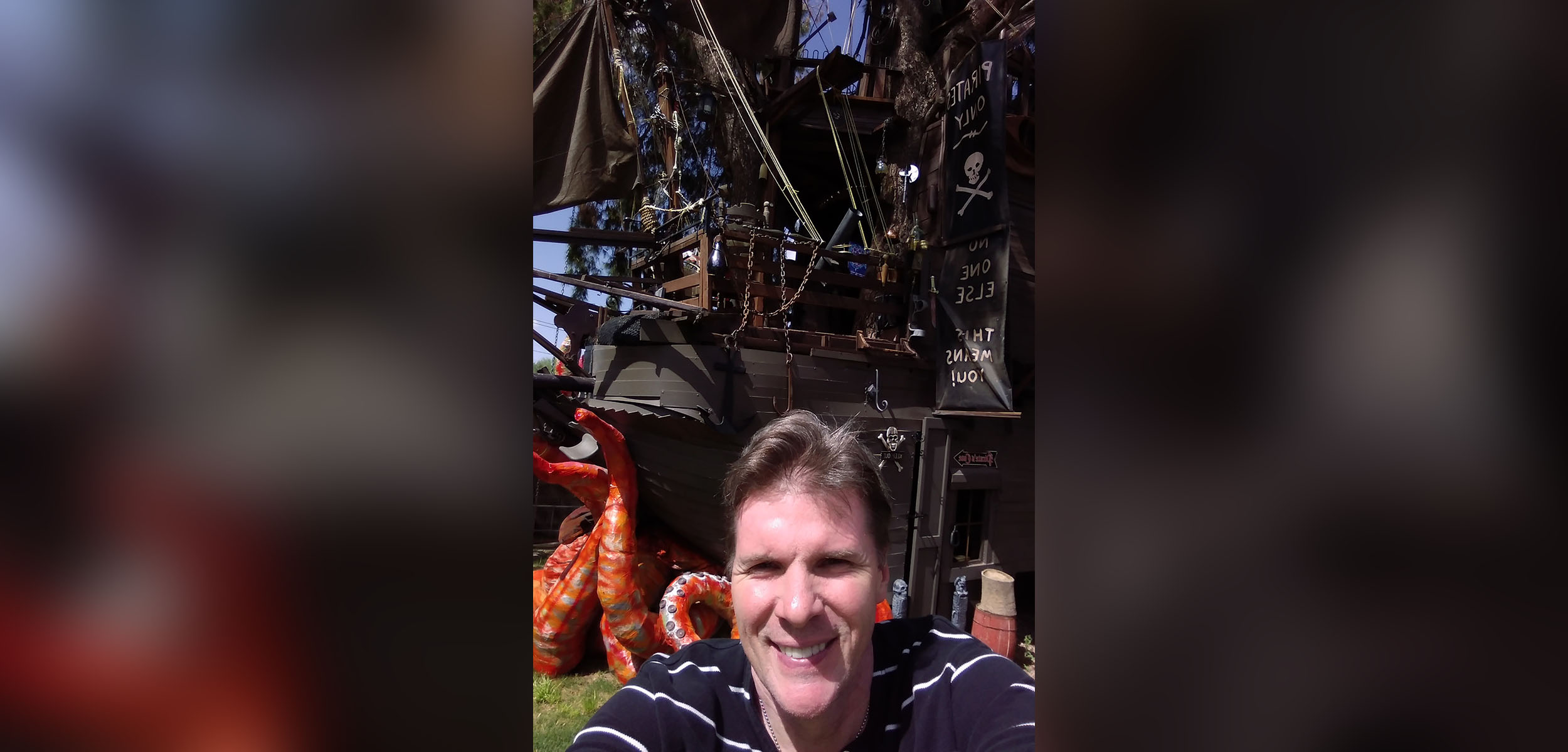 PHOTO: Steven Hill, of Casa Grande, Arizona, built a 35-foot tall pirate ship treehouse in his backyard.
