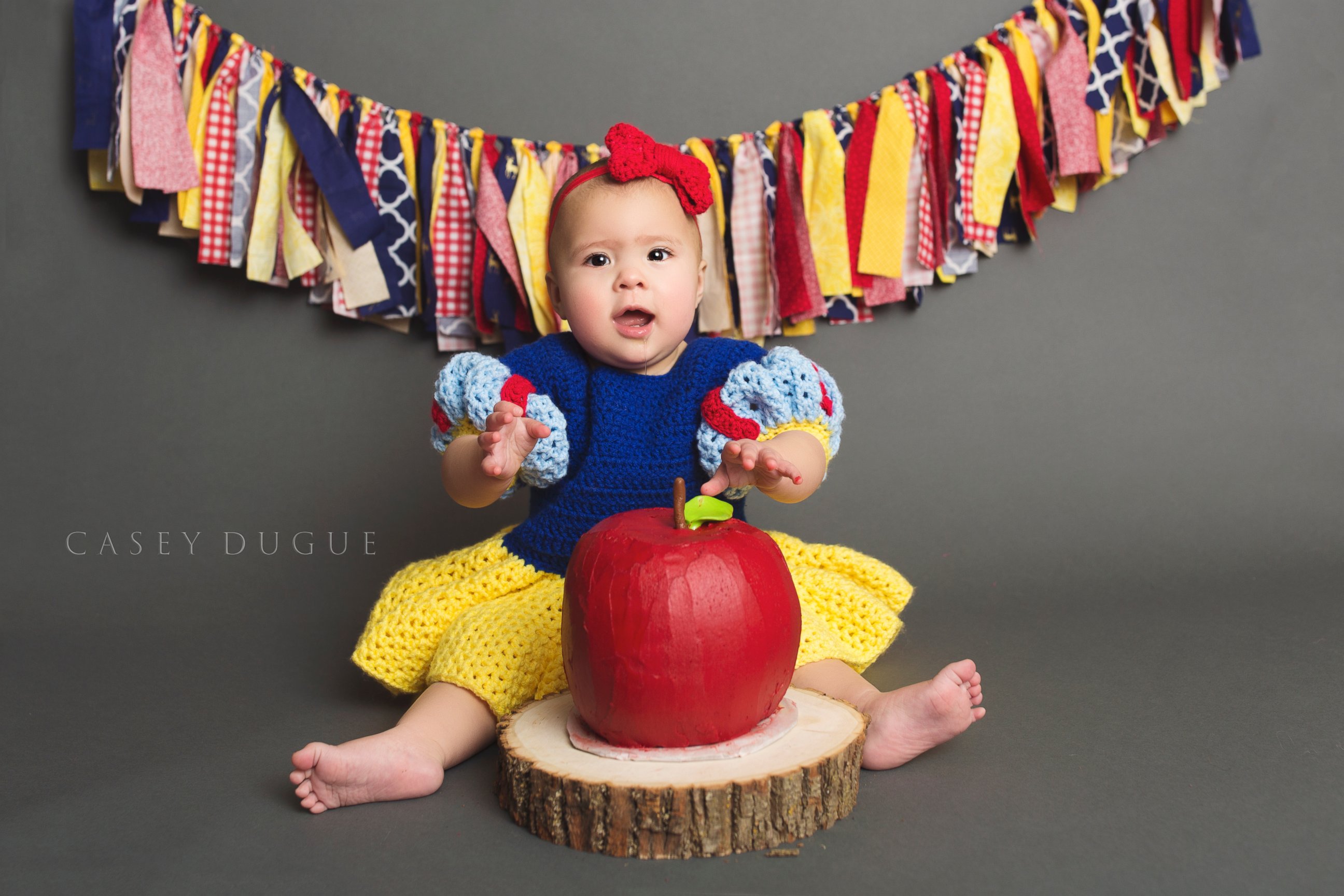 PHOTO: Mom Paula Courange threw her daughter, Amelia, the perfect Snow White-themed cake smash. 